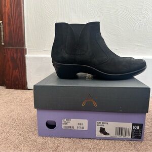 Aravon Black Kitt Booties
